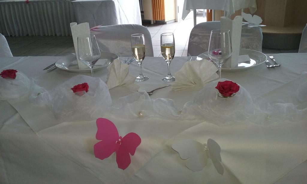 Hotel Rozvoj クラトビ エクステリア 写真