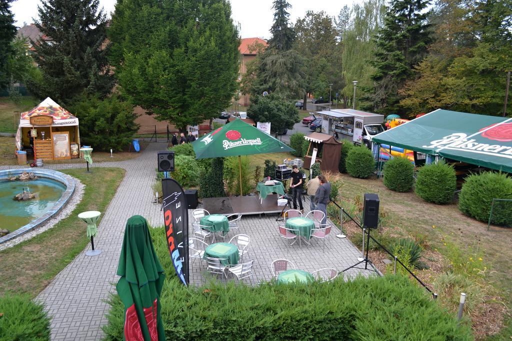Hotel Rozvoj クラトビ エクステリア 写真