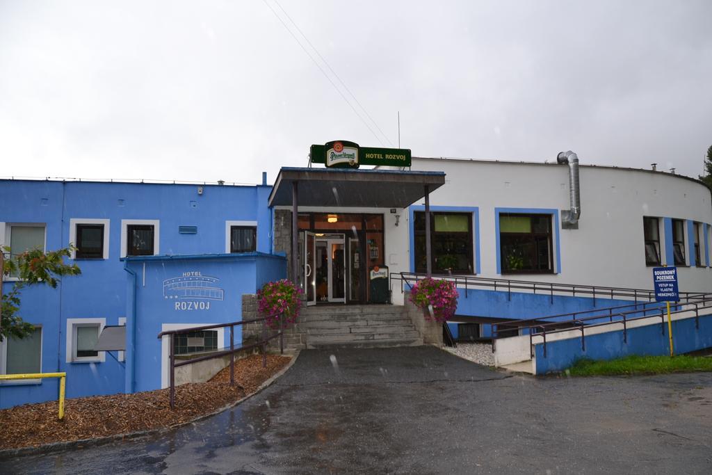 Hotel Rozvoj クラトビ エクステリア 写真