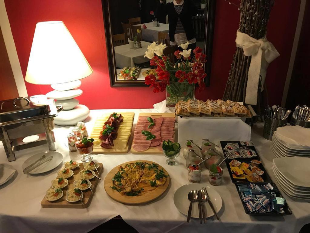 Hotel Rozvoj クラトビ エクステリア 写真