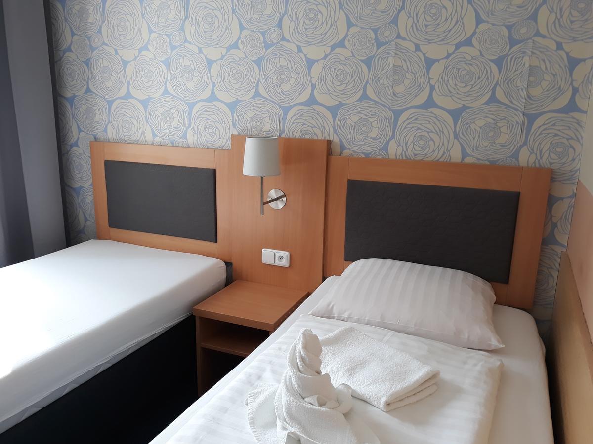 Hotel Rozvoj クラトビ エクステリア 写真