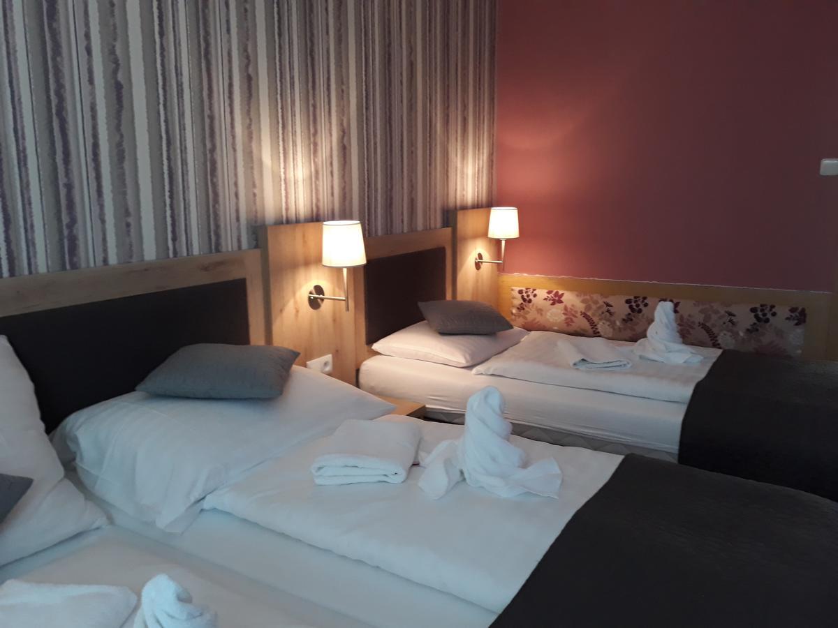 Hotel Rozvoj クラトビ エクステリア 写真