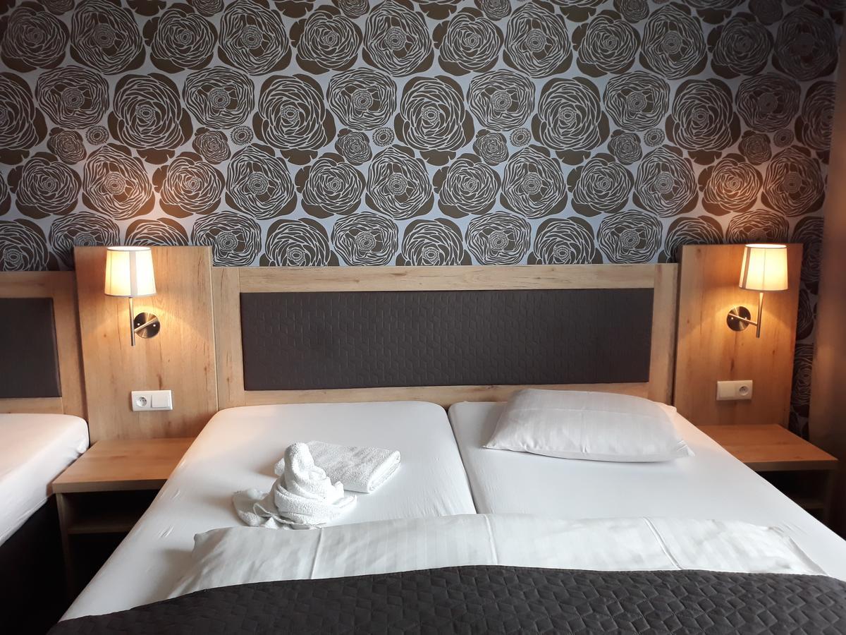 Hotel Rozvoj クラトビ エクステリア 写真