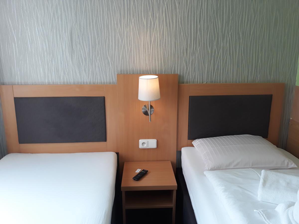 Hotel Rozvoj クラトビ エクステリア 写真