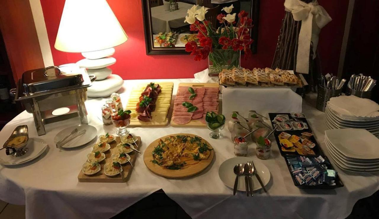 Hotel Rozvoj クラトビ エクステリア 写真